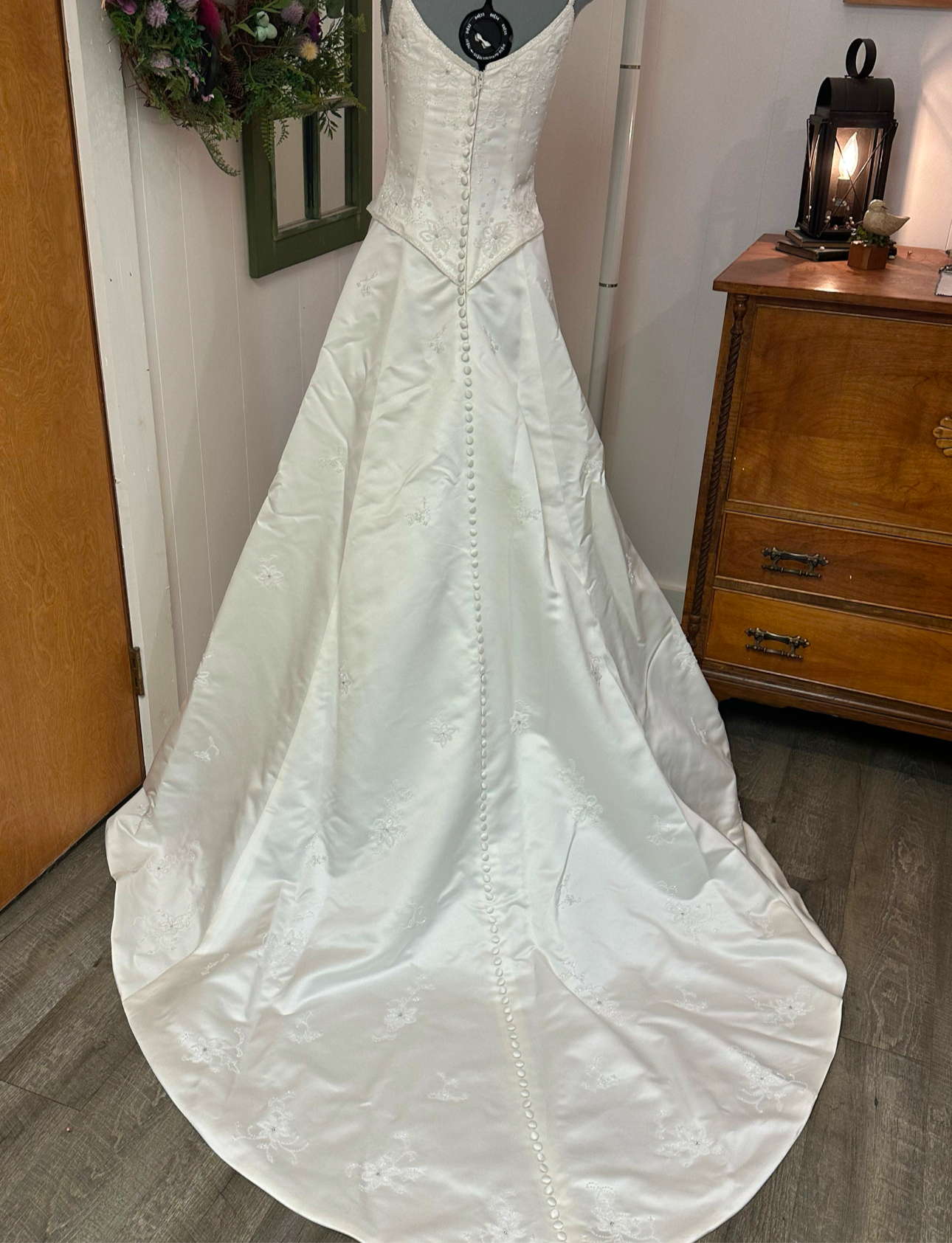 Carina is a gorgeous ivory wedding dress