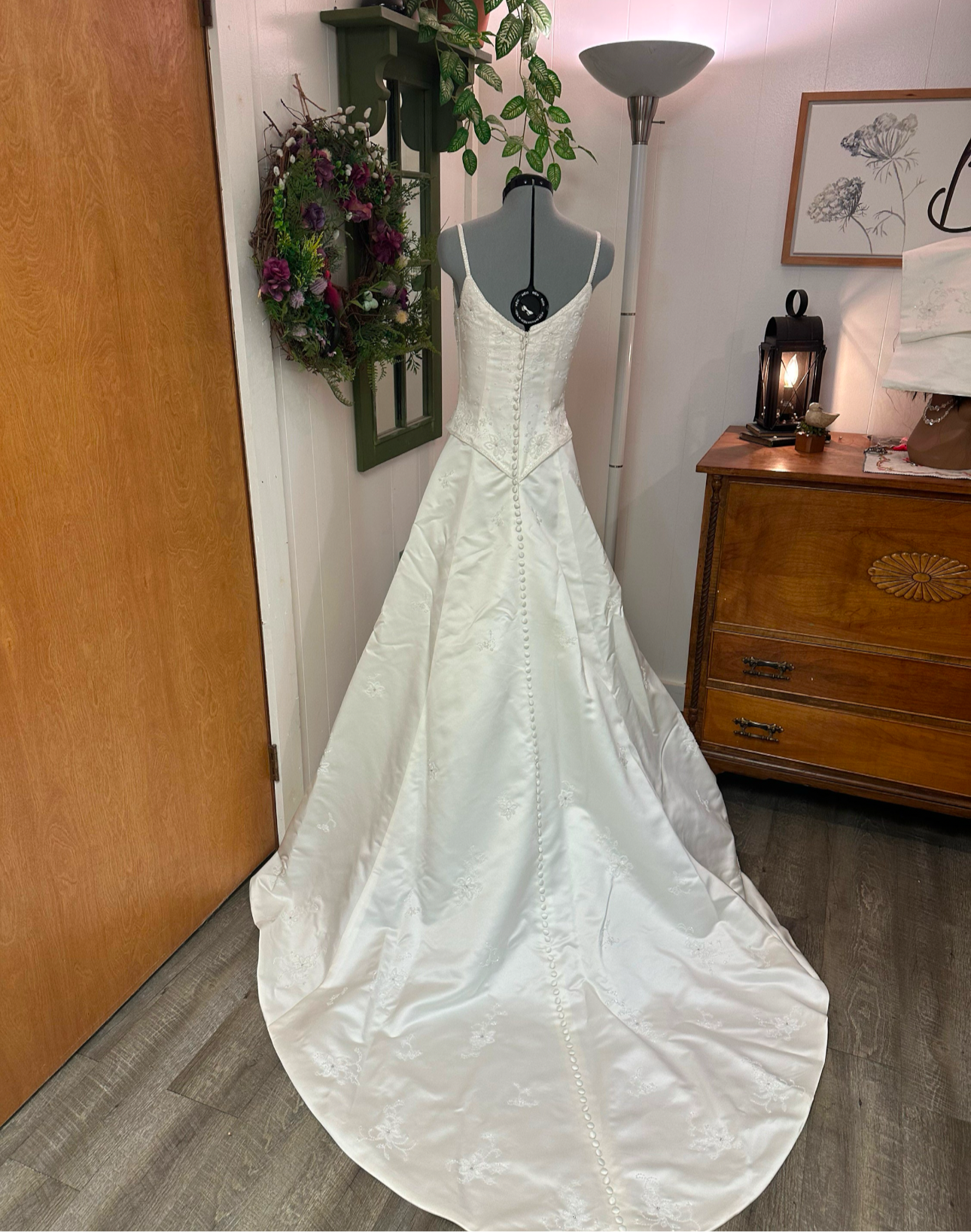 Carina is a gorgeous ivory wedding dress