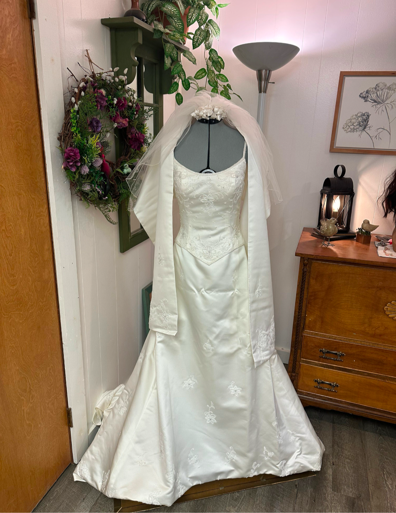 Carina is a gorgeous ivory wedding dress