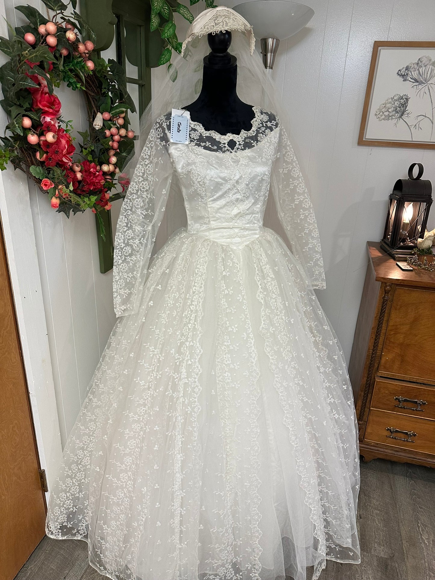 Claudia is a vintage 1960s wedding dress in great condition