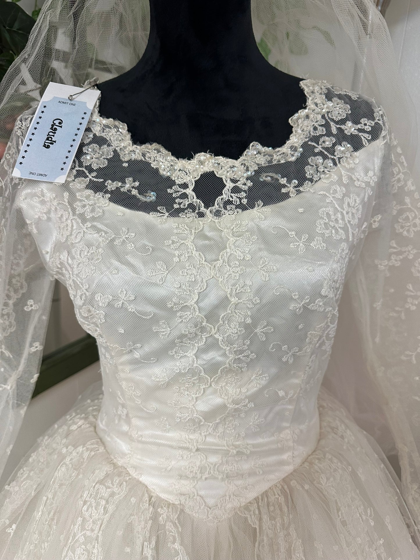 Claudia is a vintage 1960s wedding dress in great condition