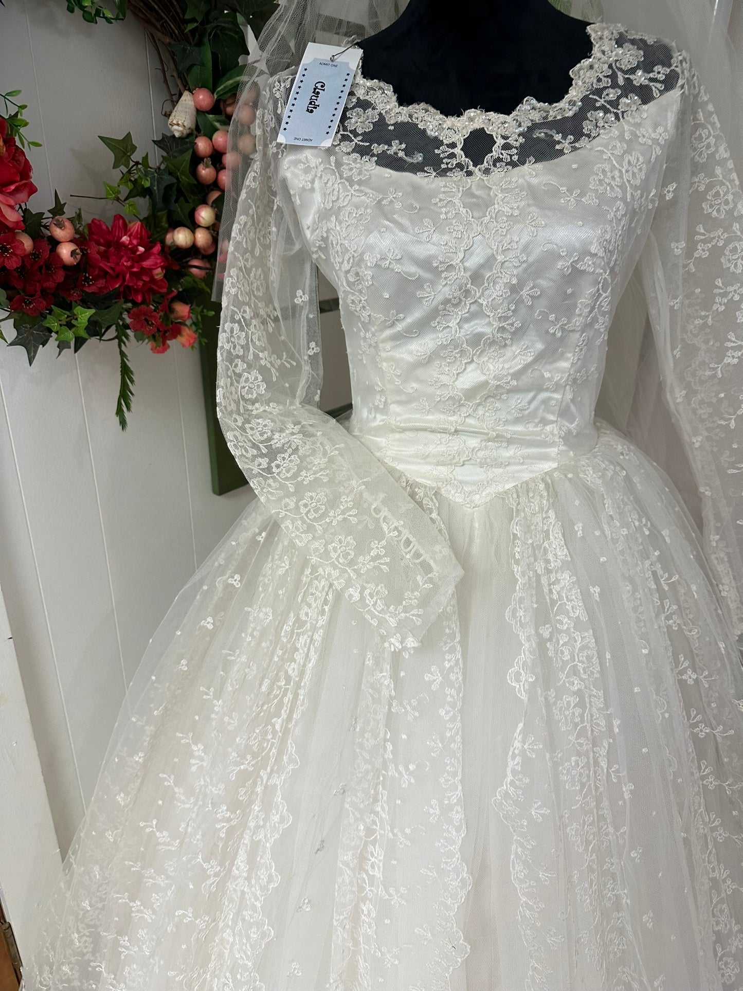 Claudia is a vintage 1960s wedding dress in great condition