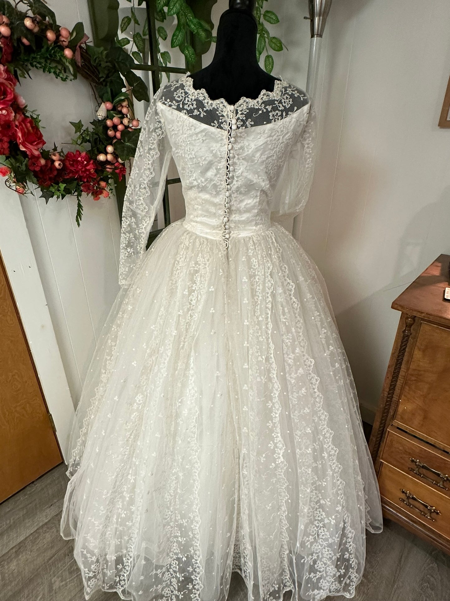 Claudia is a vintage 1960s wedding dress in great condition