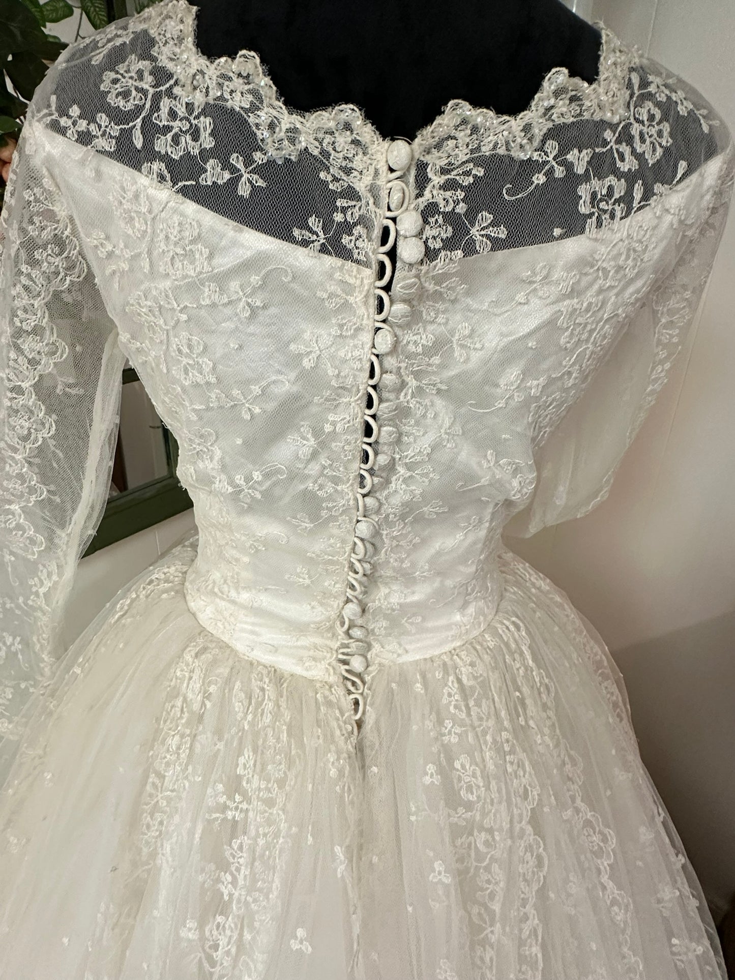 Claudia is a vintage 1960s wedding dress in great condition