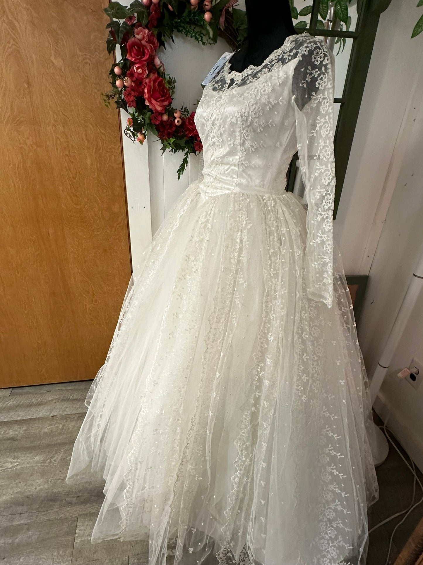 Claudia is a vintage 1960s wedding dress in great condition